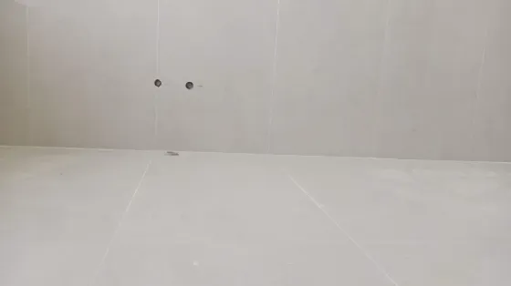 Современная душевая кабина с серыми мраморными стенами и полом