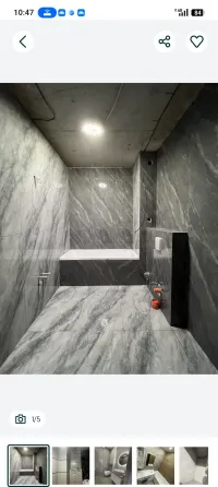 Современная душевая кабина с серыми мраморными стенами и полом