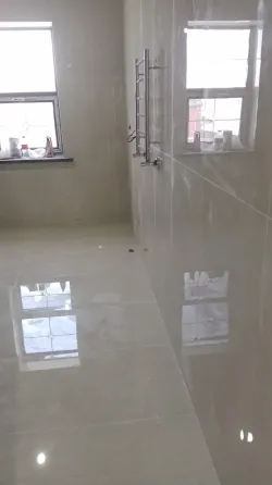 Современная душевая кабина с серыми мраморными стенами и полом