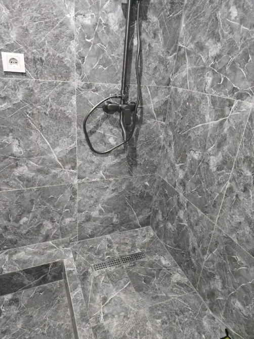 Заманауи душ кабина сұр мраморлы қабырғаларымен және еденімен