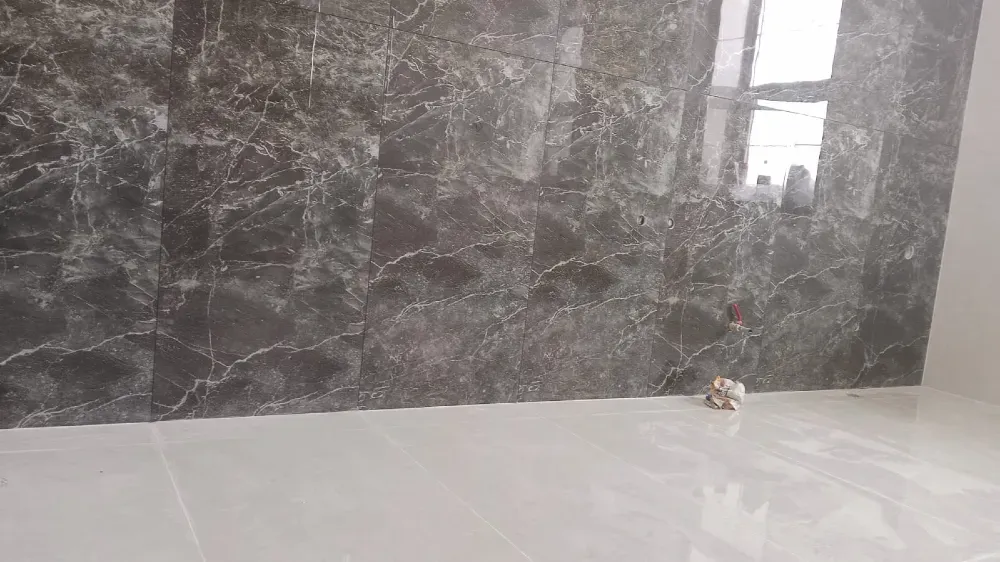 Мраморлы қабырға ваннада полирленген ақ еденмен