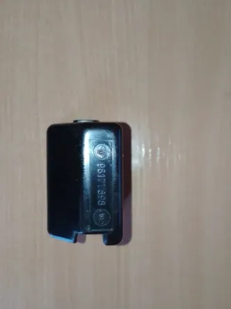 Чёрный пластиковый элемент с маркировкой на поверхности