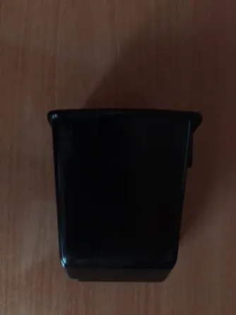 Чёрный пластиковый элемент с маркировкой на поверхности