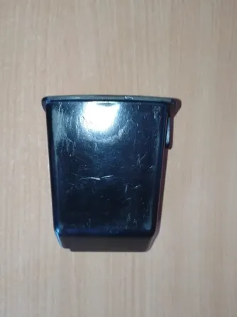 Чёрный пластиковый элемент с маркировкой на поверхности