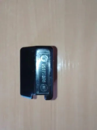 Чёрный пластиковый элемент с маркировкой на поверхности