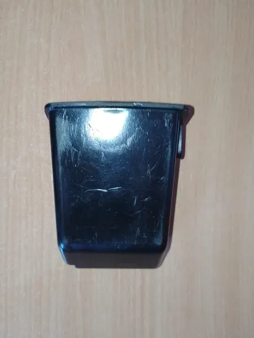 Бетіндегі кішкене сызаттармен қара пластикалық элемент