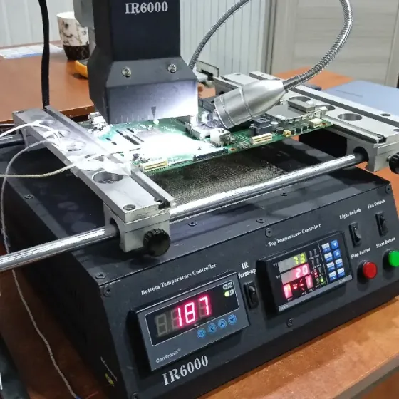 Склад с ЖК-дисплеями и стол с ремонтом