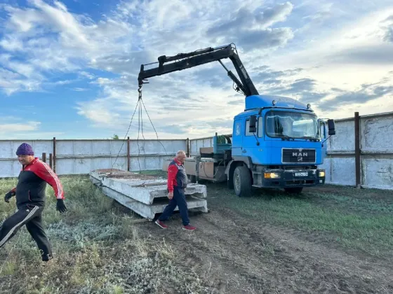 Грузовик с кирпичами на платформе