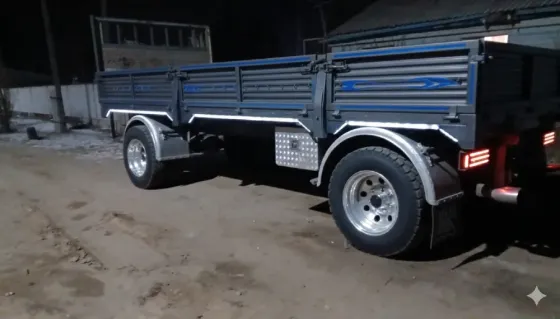 Грузовик с кирпичами на платформе