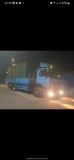 Грузовик в темное время суток