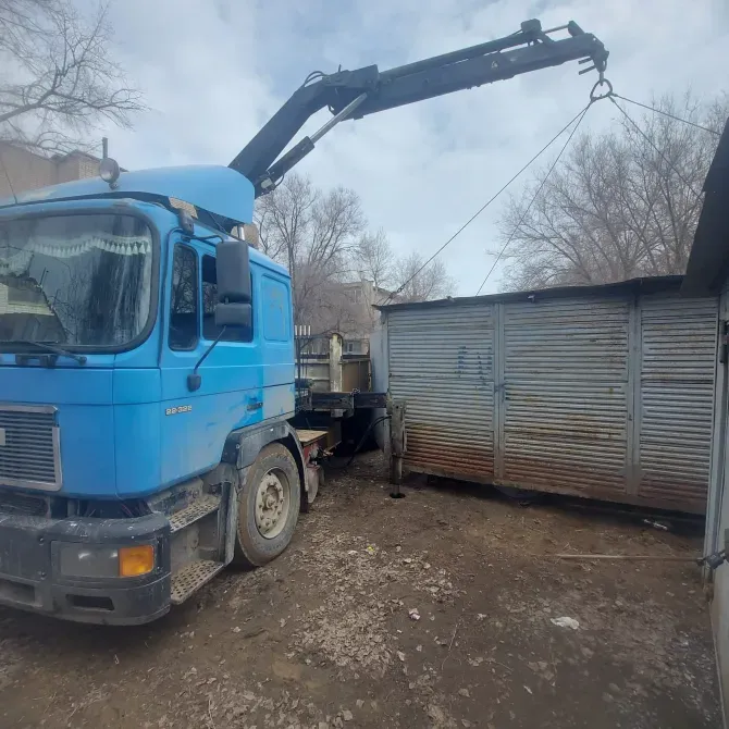 Грузовик с краном на стройплощадке