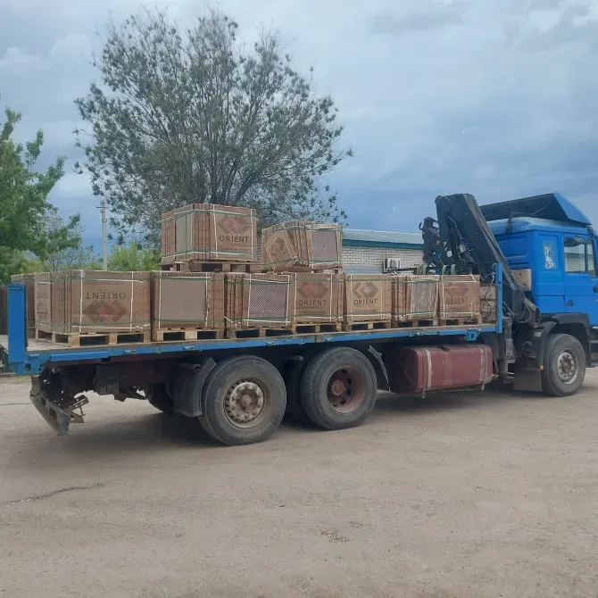 Грузовик с ящиками на платформе