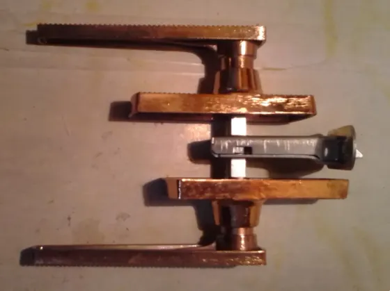 Инструмент с зажимами для выполнения работы