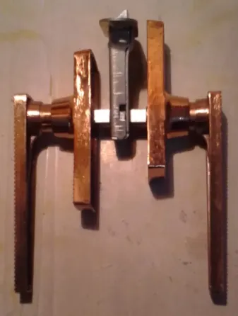 Инструмент с зажимами для выполнения работы