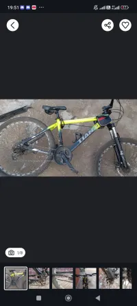 Изображение горного велосипеда с фокусом на руль