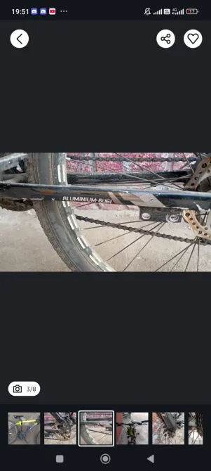 Крупный план рамы велосипеда с надписью