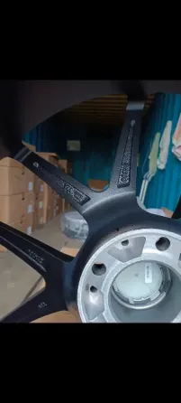 Чёрный автомобильный диск с одним радиусом, вид спереди