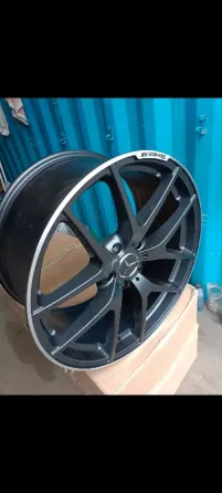 Чёрный автомобильный диск с одним радиусом, вид спереди