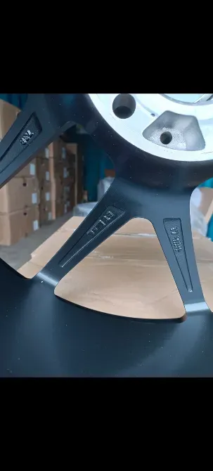 Чёрный диск с акцентами, вид сзади, детали конструкции