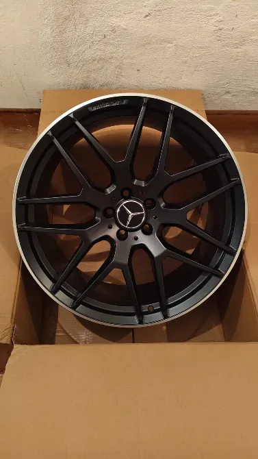 Подробный вид диска Mercedes с маркировкой AMG