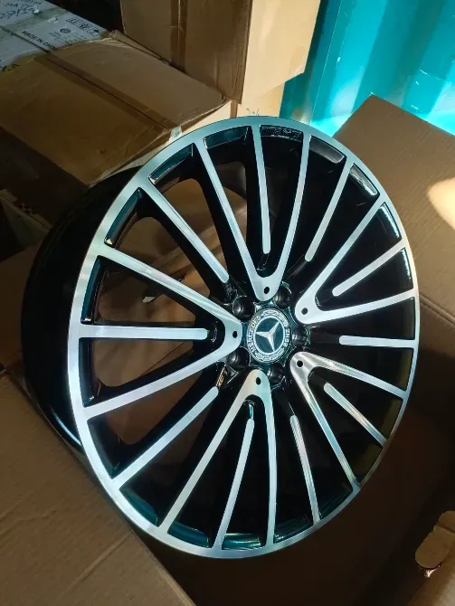 Диск автомобиля Mercedes с ярким дизайном