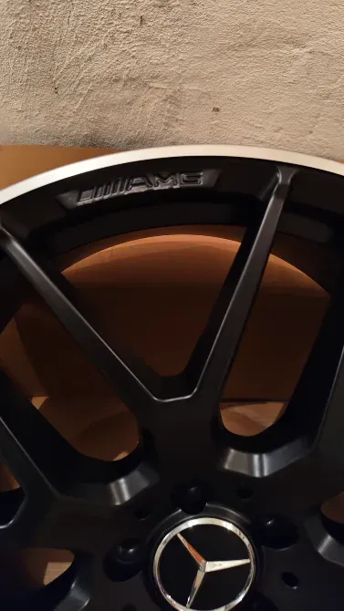 Диск автомобиля Mercedes с фокусом на центр