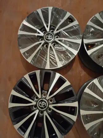 Диски автомобиля Toyota с уникальным дизайном и отделкой
