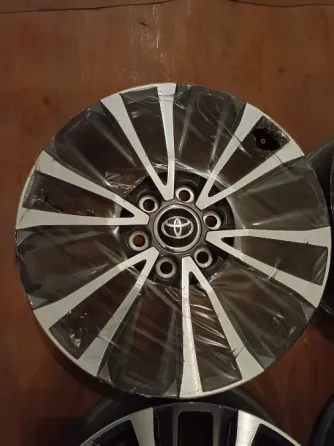 Диски автомобиля Toyota с уникальным дизайном и отделкой