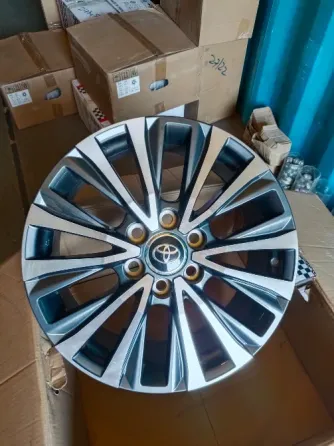 Диски автомобиля Toyota с уникальным дизайном и отделкой