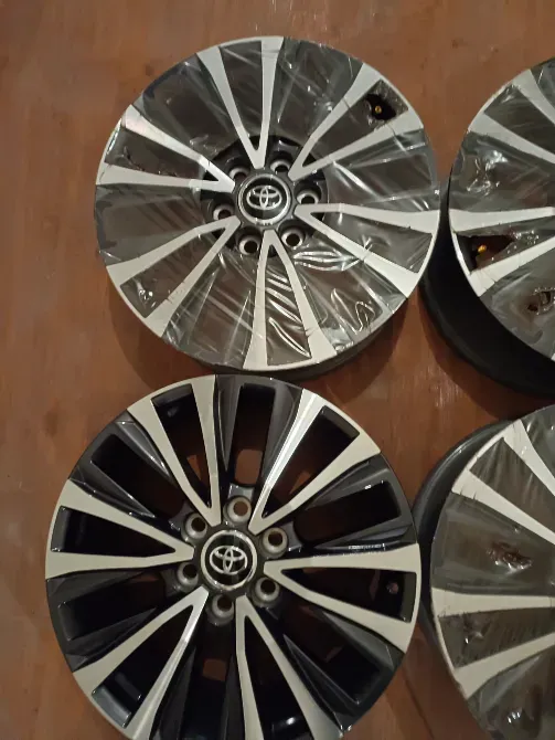 Несколько дисков Toyota с различными узорами и отделкой