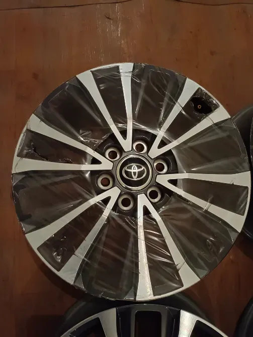 Диск Toyota с защитной пленкой и яркой отделкой