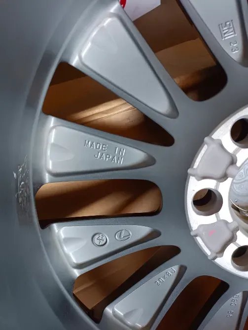 Ближайший план диска с указанием места производства и техническими характеристиками