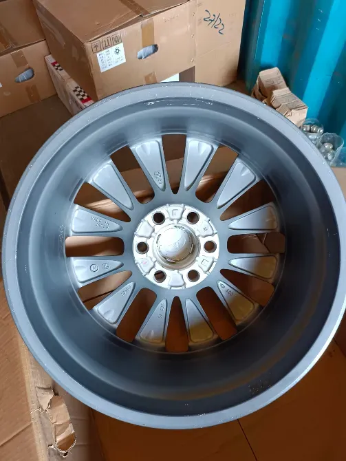 Легкосплавный диск серого цвета с центральным отверстием