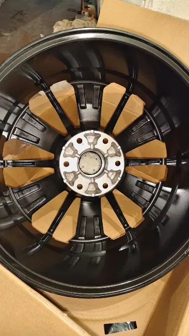 Внутренний вид автомобильного диска, черный, с деталями крепления