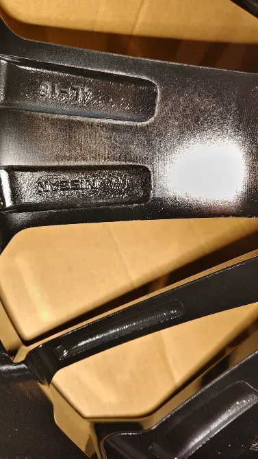 Близкий план спиц диска с надписью на поверхности