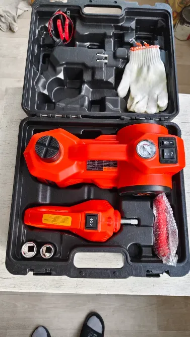 Автомобильный насос и комплект инструментов в кейсе