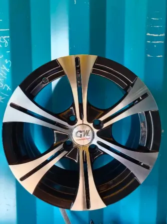 Диск колеса GW с черным и серебристым украшением на фоне синего контейнера