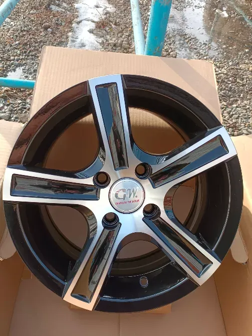 Диск колеса GW, установленный в упаковке из картона, с черным и блестящим отделкой