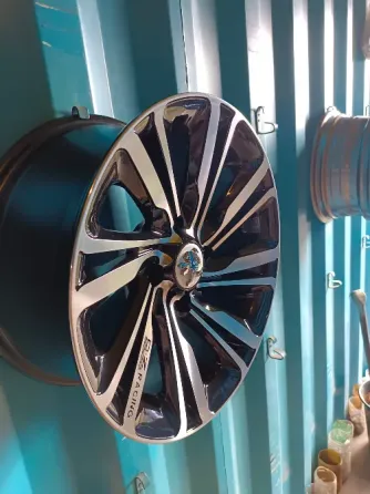 Диск автомобиля с пятью спицами темного цвета, установленный на коробке