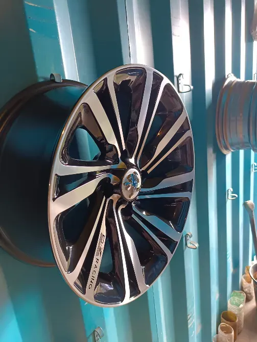 Полированный автомобильный диск с восьмью спицами и логотипом на синем фоне