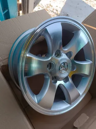 Диск автомобильный черного цвета в коробке