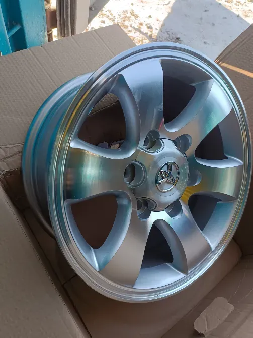 Диск автомобильный серебристого цвета в коробке