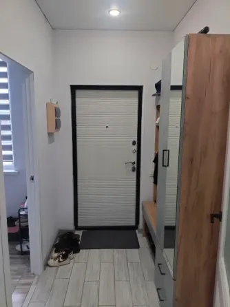 Дом с современным дизайном, выполненный из кирпича с большими окнами