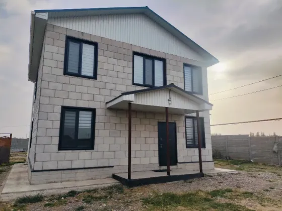 Дом с современным дизайном, выполненный из кирпича с большими окнами