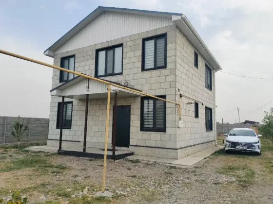 Дом с современным дизайном, выполненный из кирпича с большими окнами