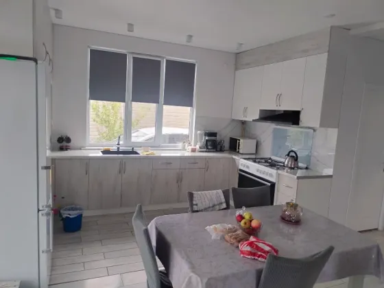 Дом с современным дизайном, выполненный из кирпича с большими окнами