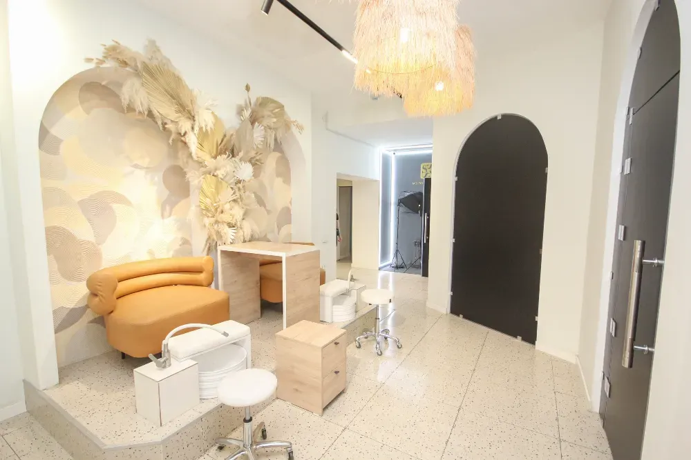 жарқын декор элементтерімен тағы бір маникюр бөлмесі