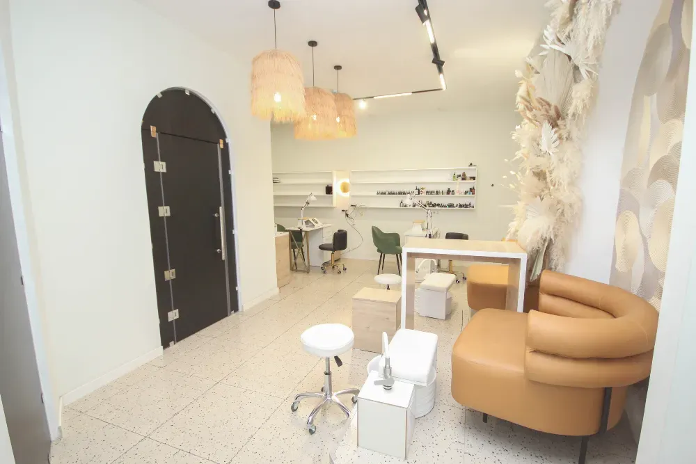 заманауи жабдықпен және стильді интерьермен маникюр кабинеті