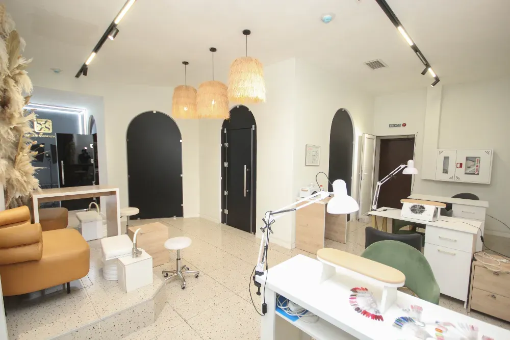 әдемі безендірілген кеңістігімен тырнақ өңдеу бөлмесі