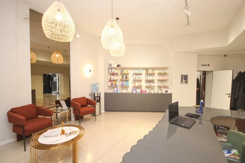 жұмсақ жиынтықпен және өнімдерге арналған витринаммен жайлы күту аймағы